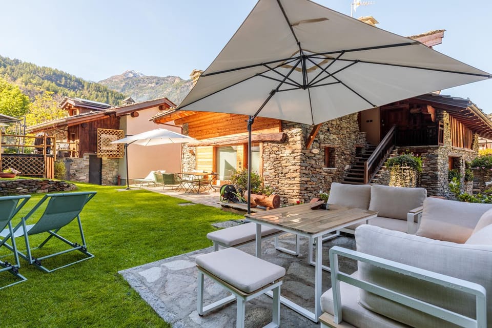 Property building, Patio, Day, Natural landscape, Garden, Garden view, Mountain view, sunbed