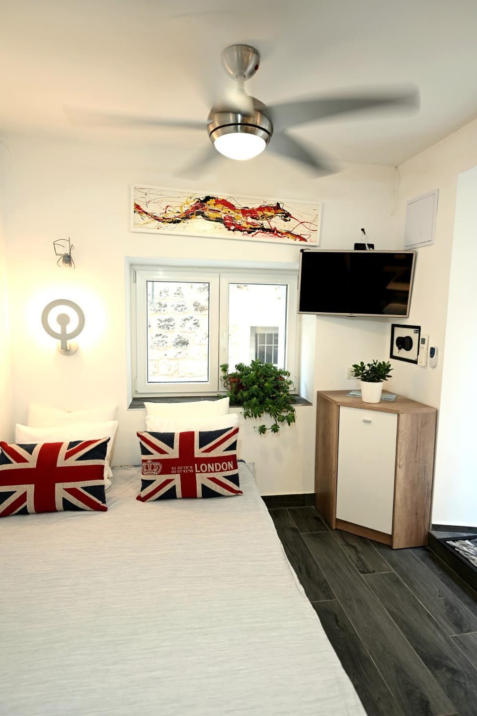 Bed, TV and multimedia, Photo of the whole room, Bedroom, fireplace
