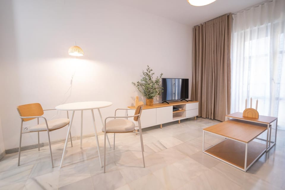 TV and multimedia, Living room, Seating area, Dining area