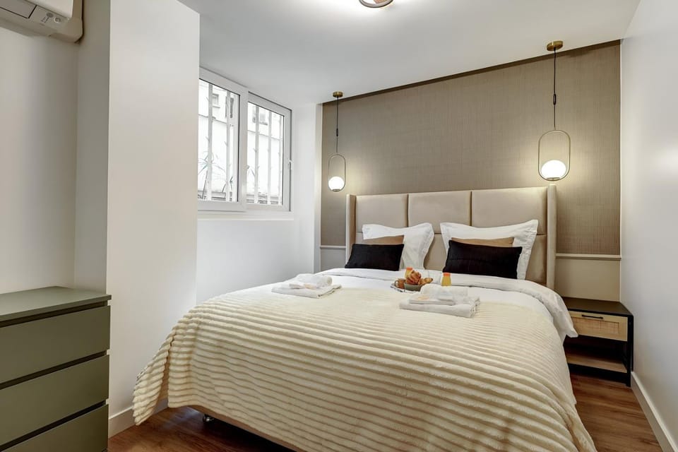 Bed, Bedroom, towels