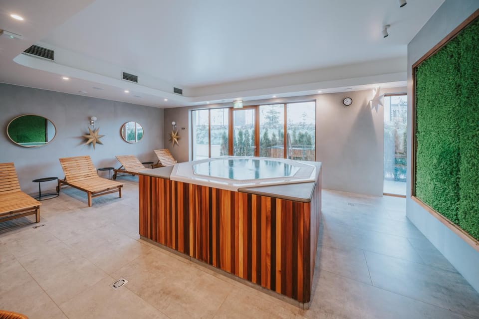 Hot Tub, Seating area, Swimming pool