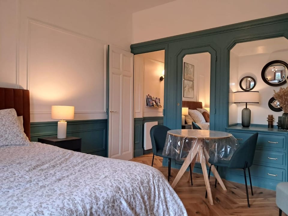 Bed, Photo of the whole room, Dining area