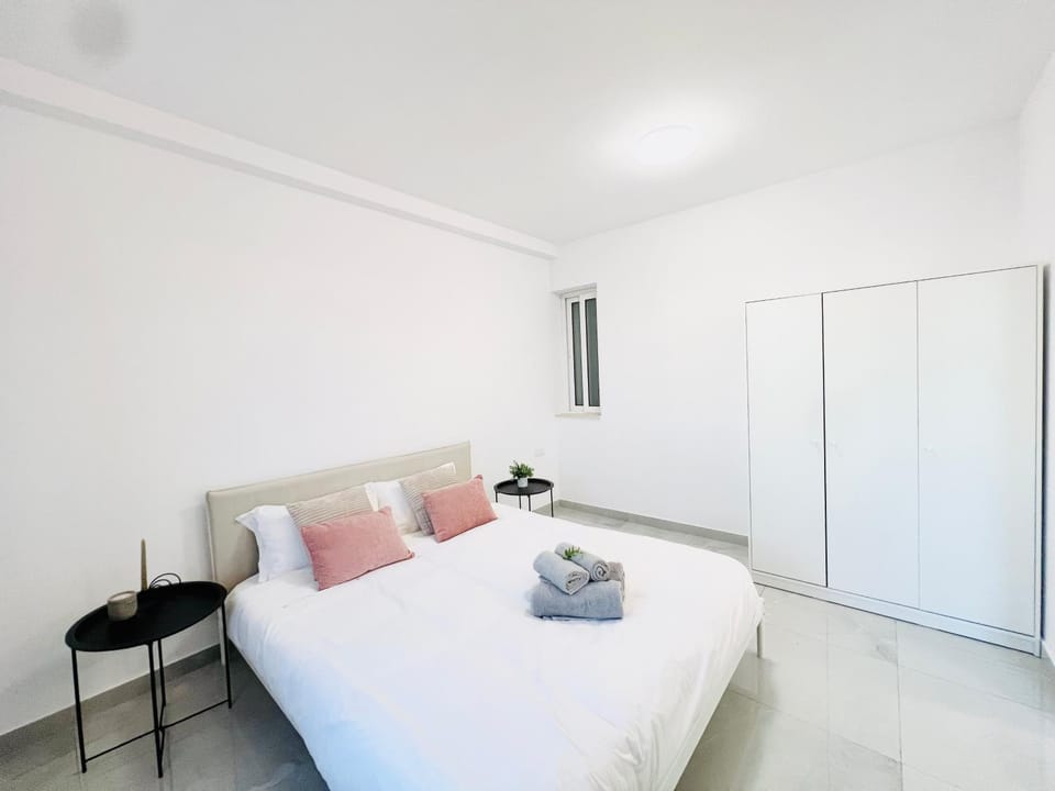 Bed, Bedroom, towels, wardrobe