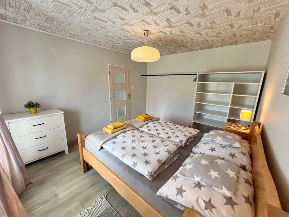 Bed, Bedroom, towels