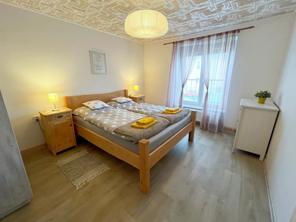 Bed, Bedroom, towels
