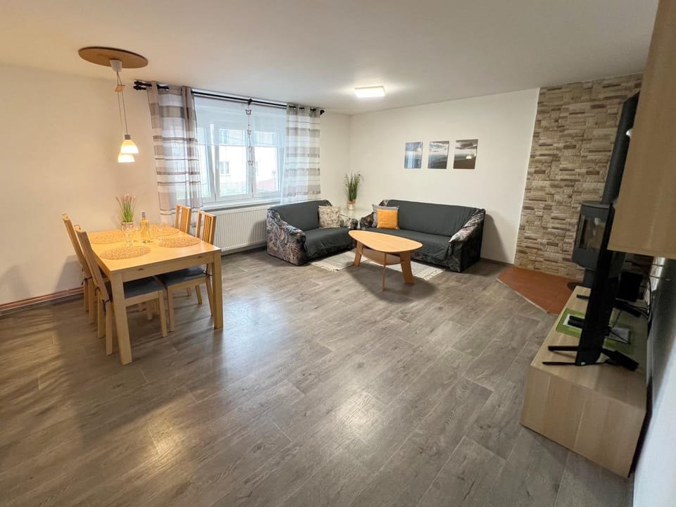 TV and multimedia, Living room, Seating area, Dining area