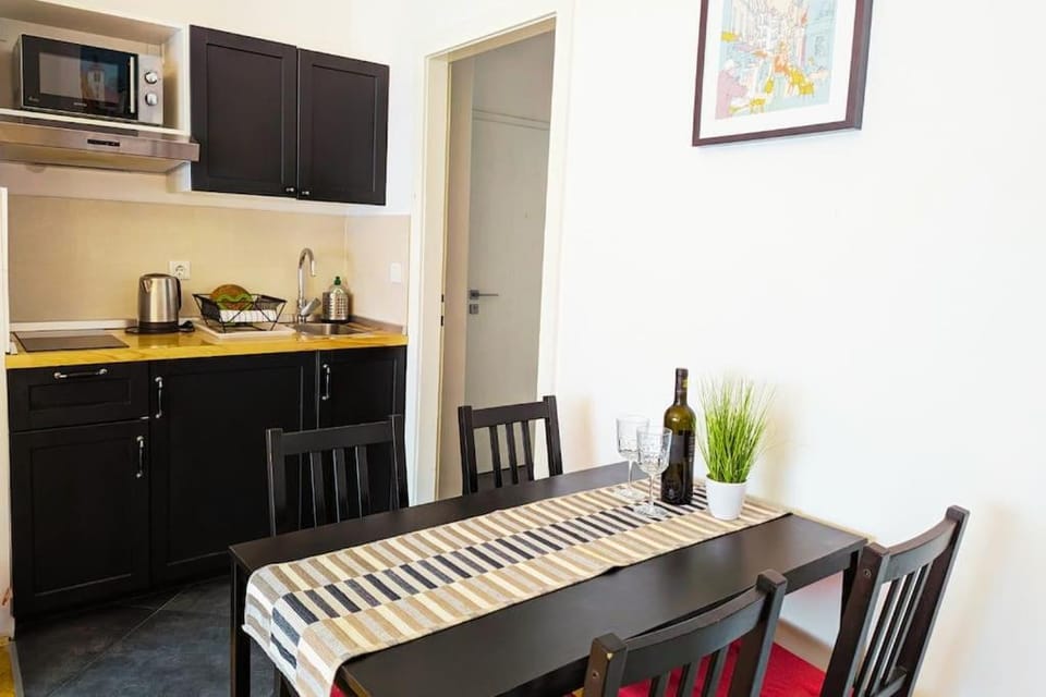 Kitchen or kitchenette, Dining area, microwave, stove