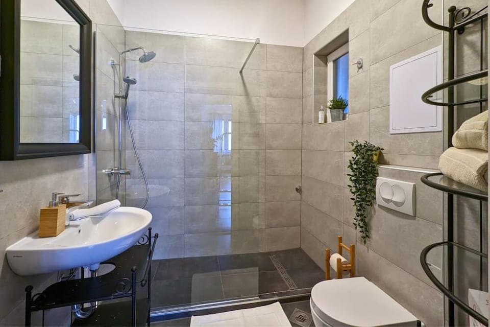 Shower, Bathroom, towels