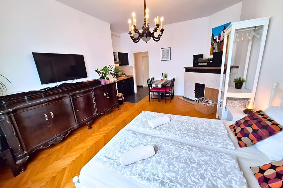Bed, TV and multimedia, Dining area