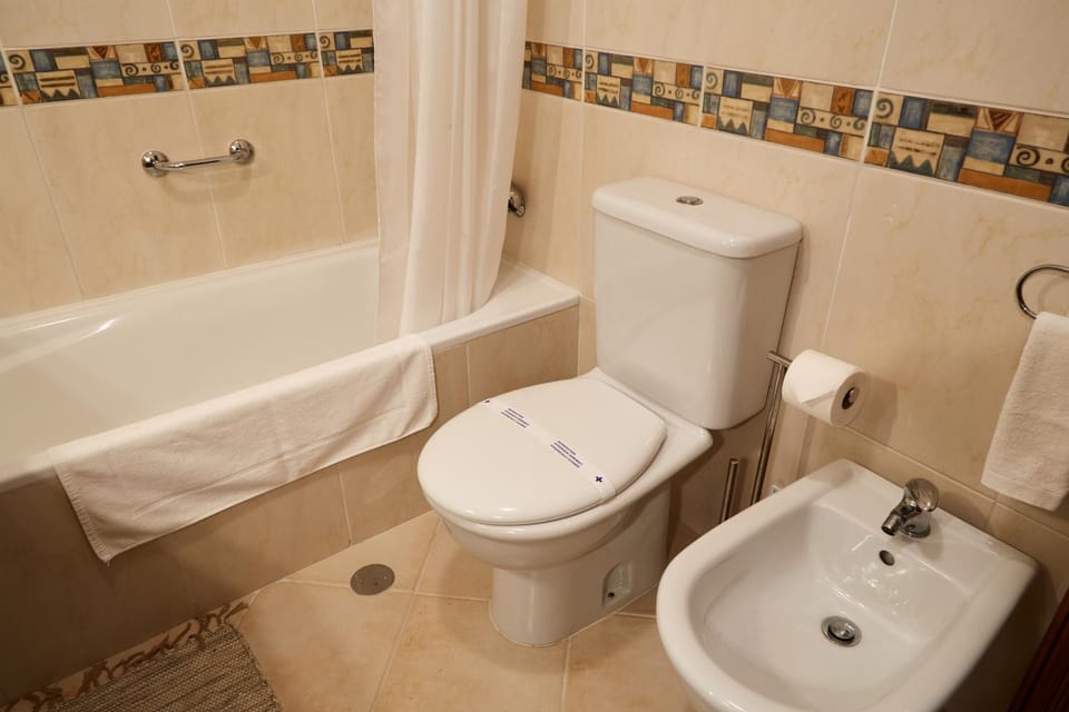 Shower, Toilet, Bathroom, Bath, bidet, towels