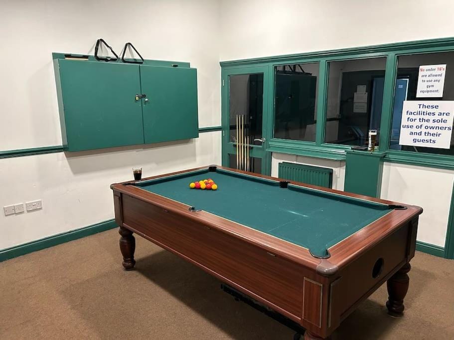 Restaurant/places to eat, Billiard, Billiard, Lounge or bar