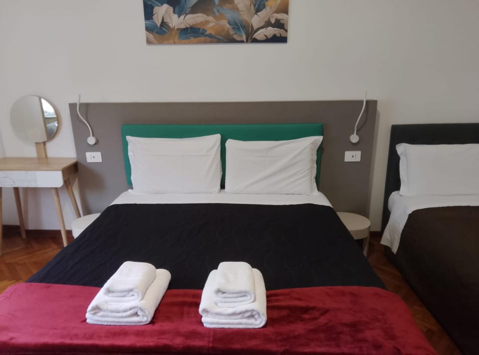 Bed, Photo of the whole room, Bedroom, towels