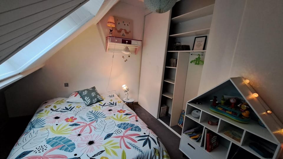 Photo of the whole room, Bedroom