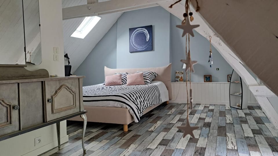 Photo of the whole room, Bedroom