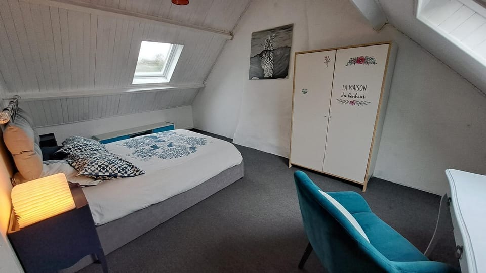Photo of the whole room, Bedroom