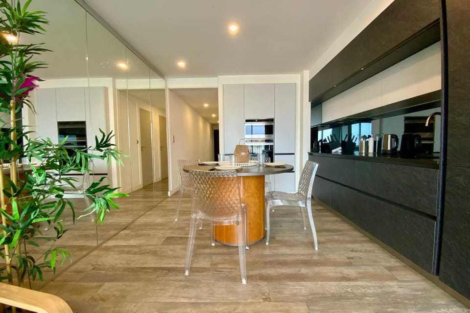TV and multimedia, Kitchen or kitchenette, Living room, Seating area, Dining area
