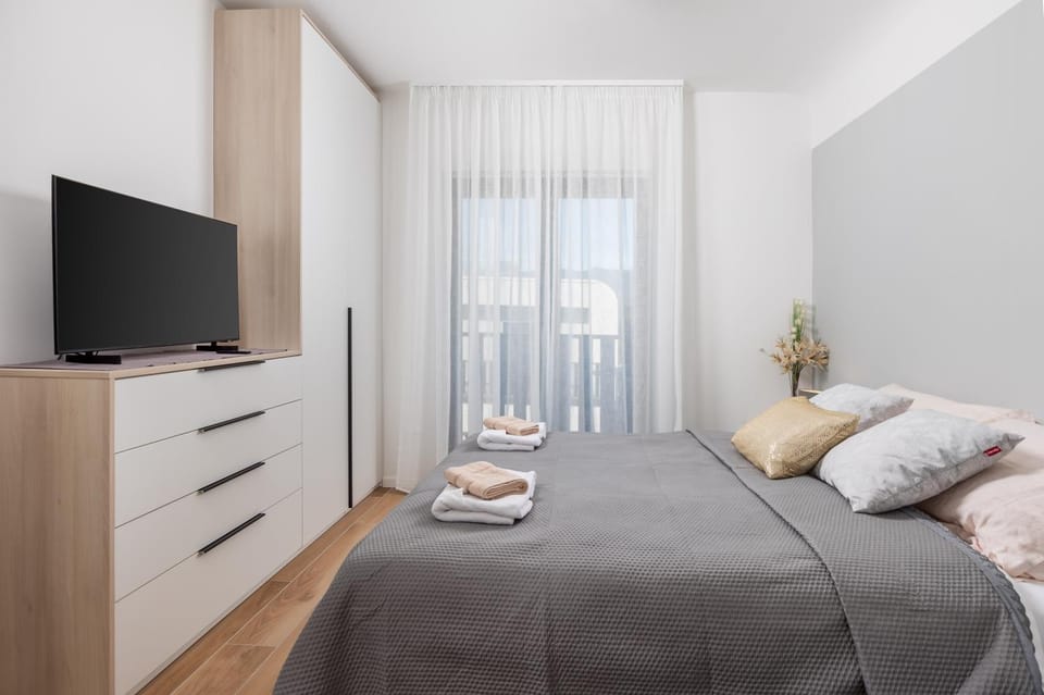 Bed, Bedroom, towels