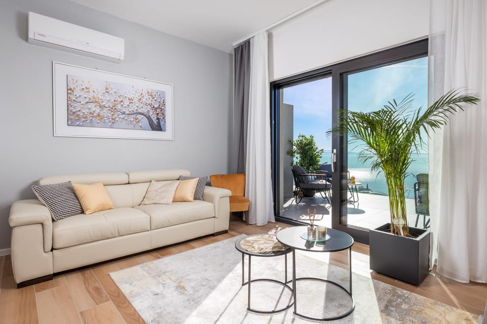 View (from property/room), Balcony/Terrace, Living room