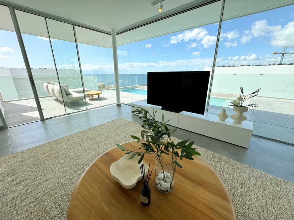 Communal lounge/ TV room, TV and multimedia, Sea view