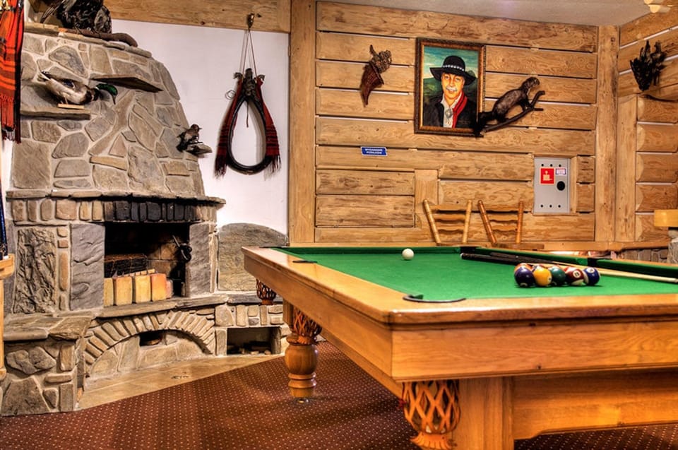 Billiard, Game Room
