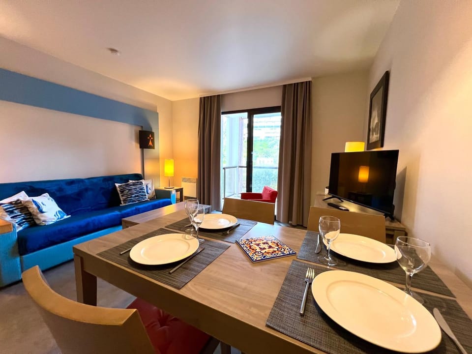 DANS LES BRAS DE NEPTUNE - Plage de TRESTRAOU - Piscine - 4 à 5 personnes Apartment in Perros-Guirec