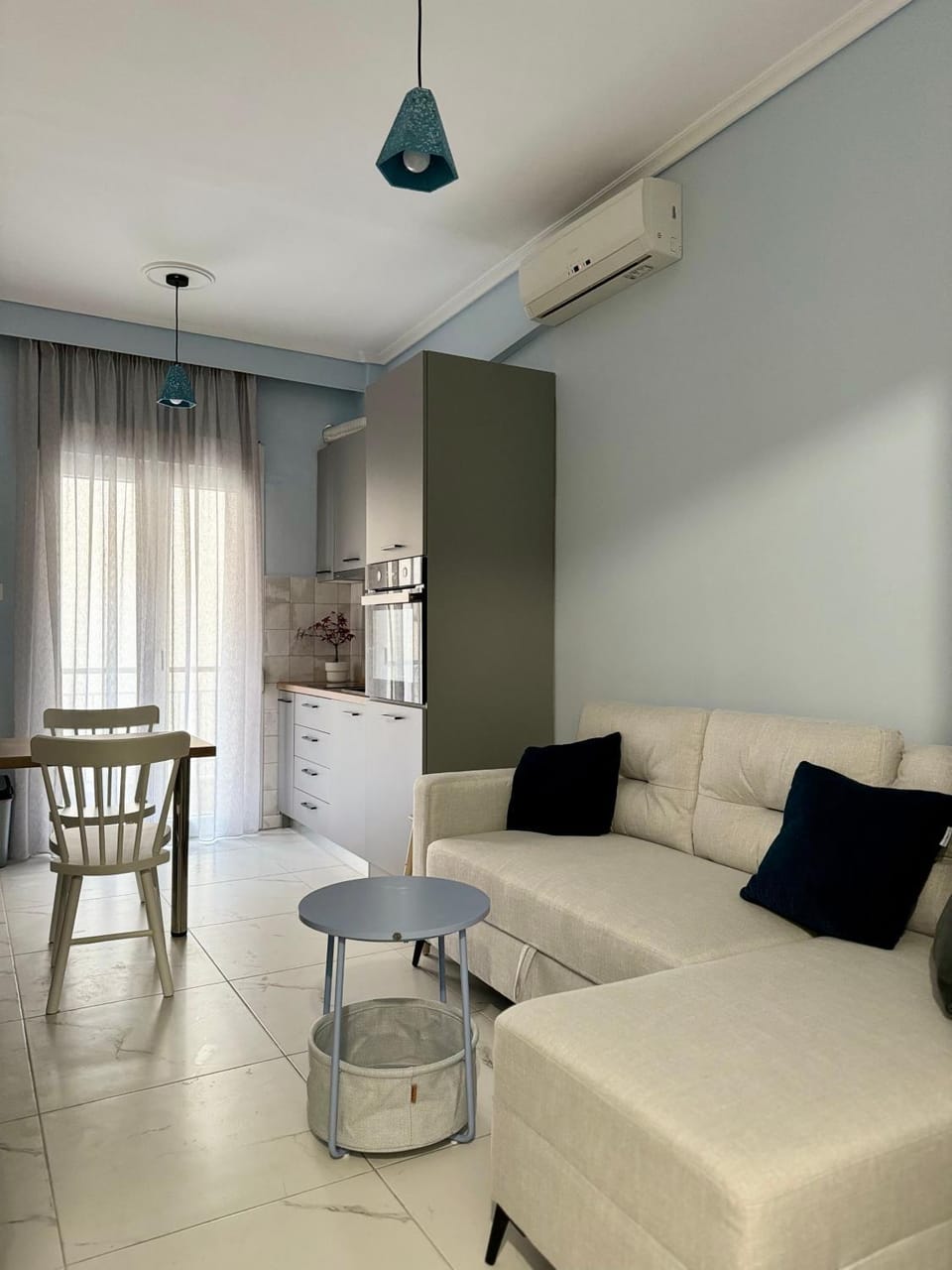 Kitchen or kitchenette, Living room, Seating area, Dining area, air conditioner