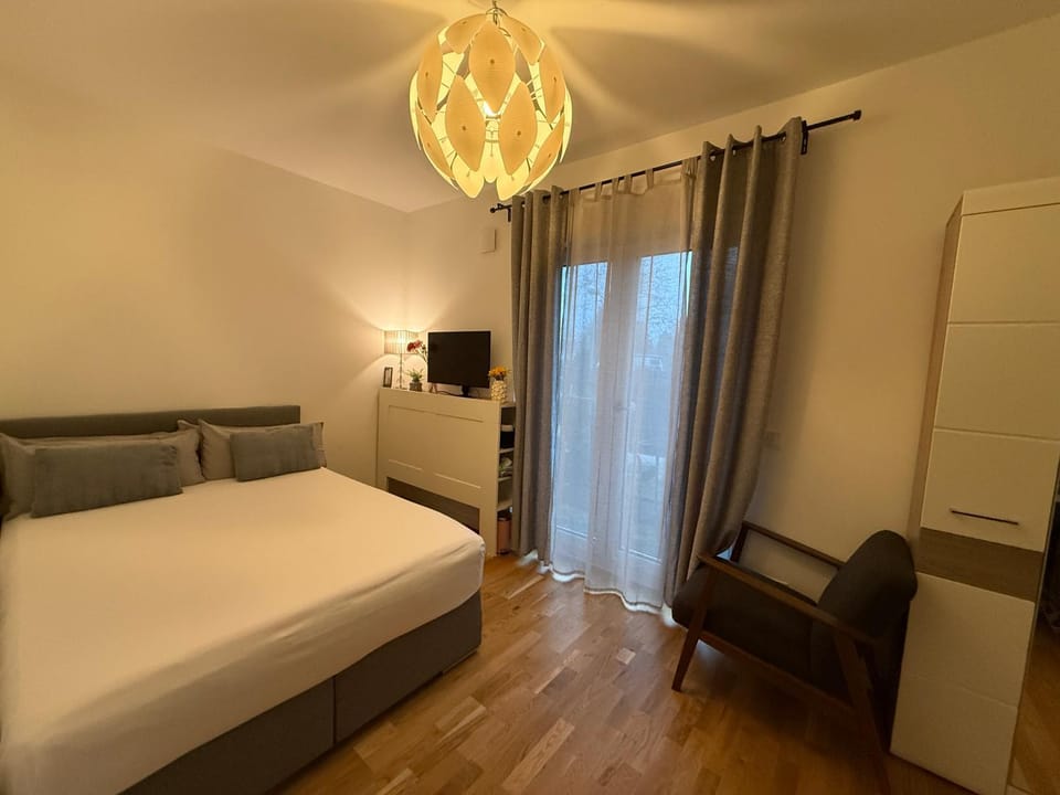 Bed, TV and multimedia, Bedroom, wardrobe