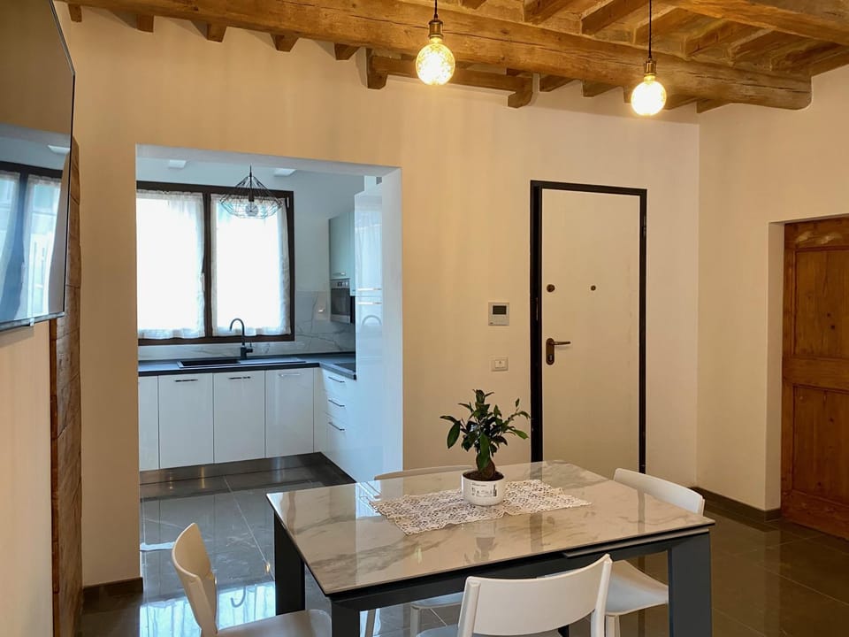 Kitchen or kitchenette, Dining area