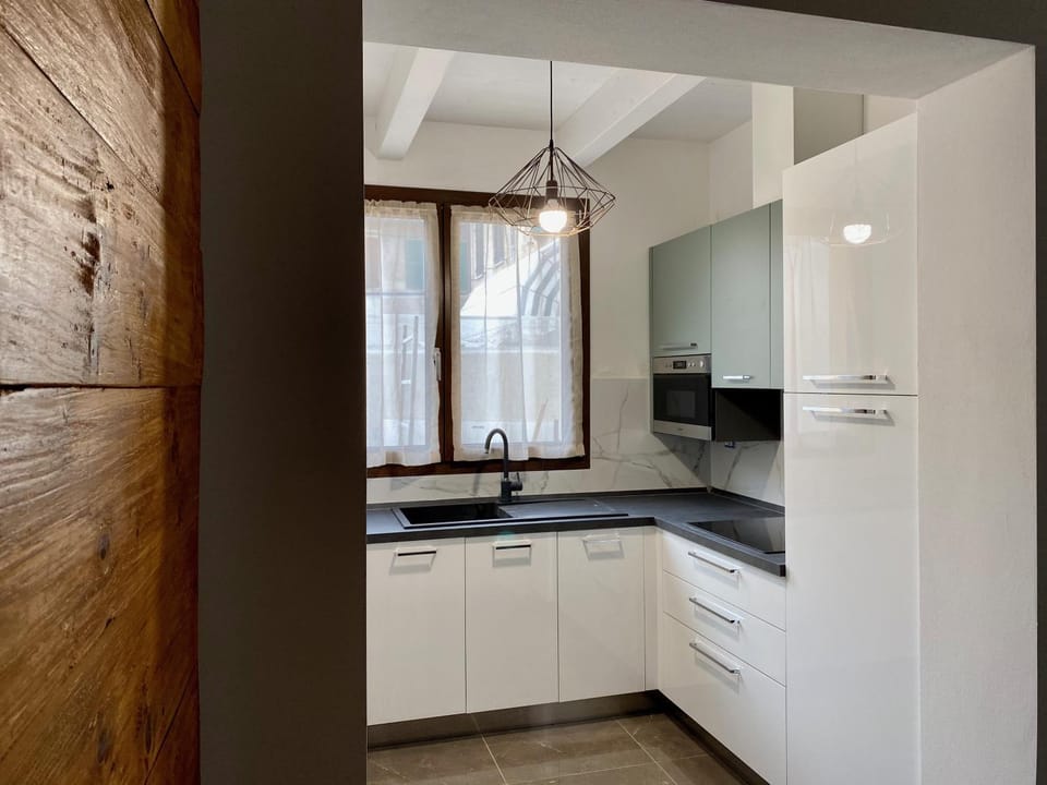 Kitchen or kitchenette, dishwasher, minibar, stove