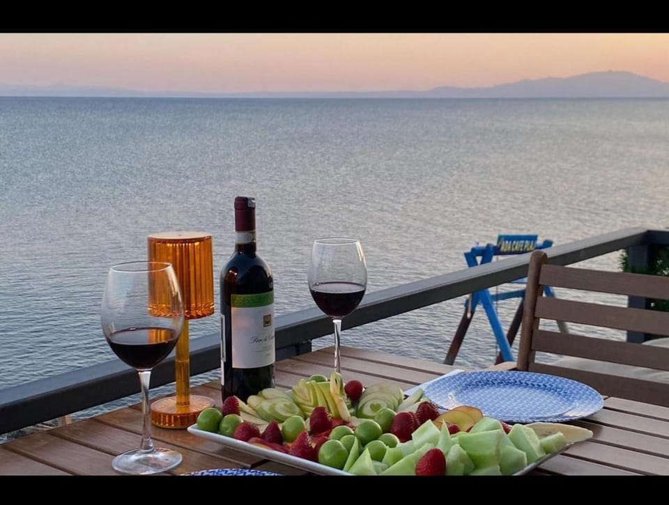 Restaurant/places to eat, Balcony/Terrace, Sea view, Alcoholic drinks