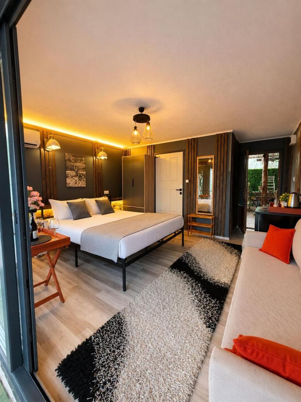 Bed, Seating area