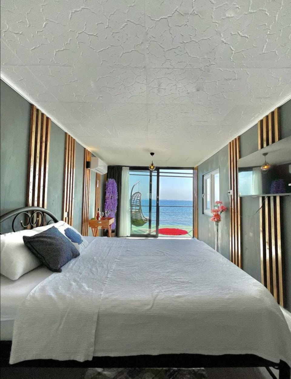Bed, Natural landscape, Coffee/tea facilities, Balcony/Terrace, Photo of the whole room, Bedroom, Sea view, Alcoholic drinks, air conditioner