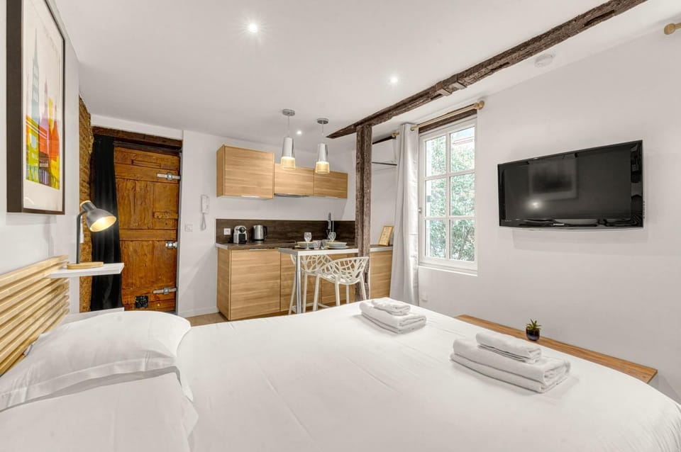 Bed, TV and multimedia, Kitchen or kitchenette