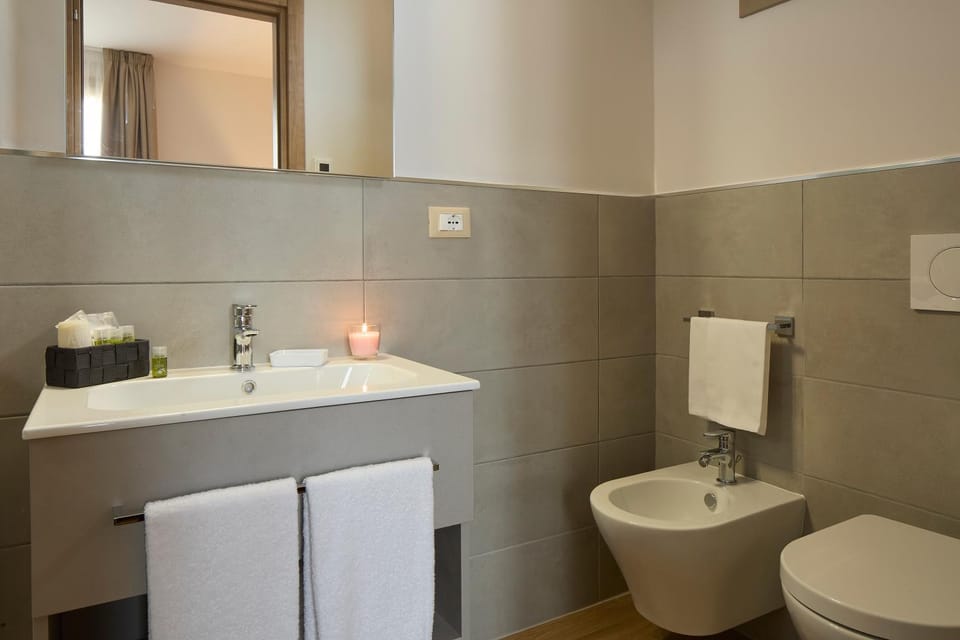 Toilet, Bathroom, bidet, towels