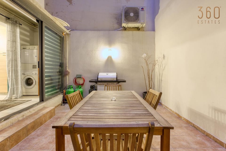 Living room, Seating area, Dining area, air conditioner