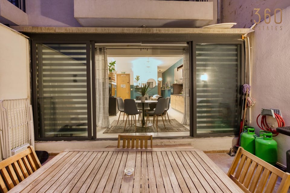 Patio, View (from property/room), Balcony/Terrace, Living room, Seating area, Dining area