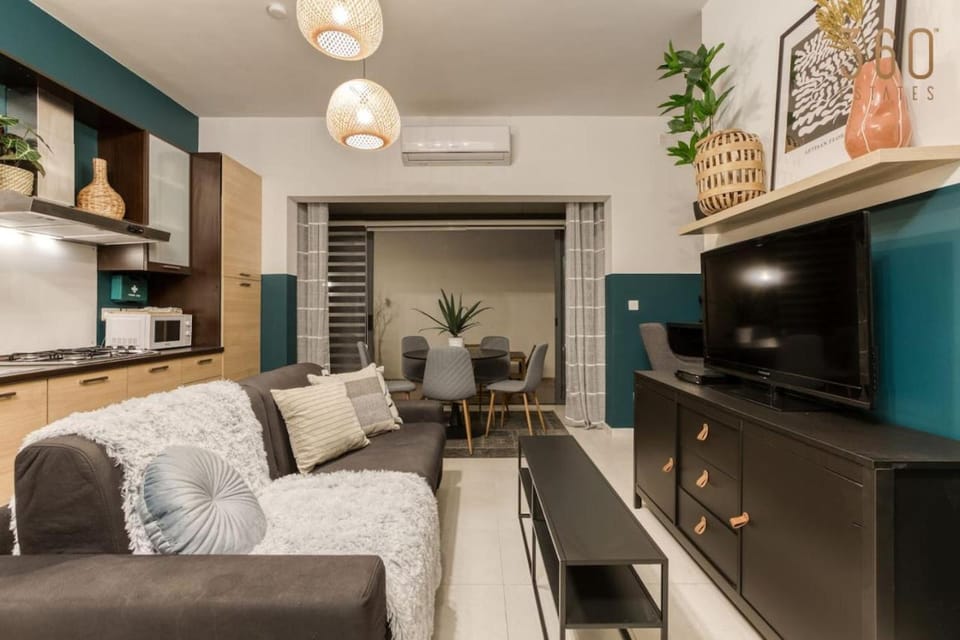 Stylish & Spacious Apt in the Heart of Paceville by 360 Estates Apartment in Saint Julians