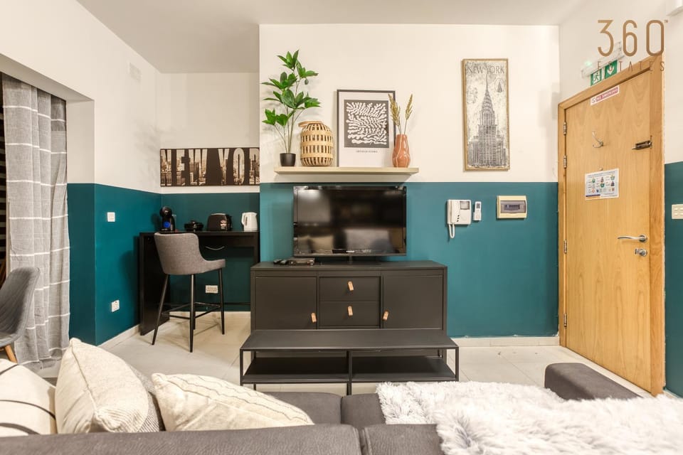 Communal lounge/ TV room, TV and multimedia, Living room, Seating area, Evening entertainment