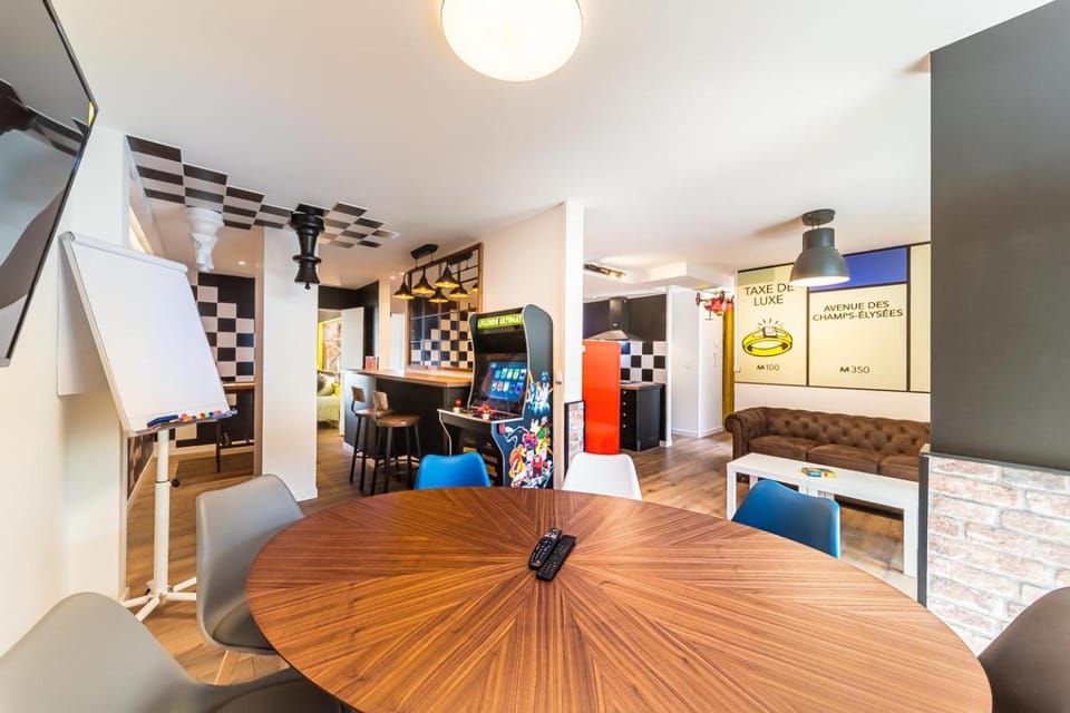 Communal lounge/ TV room, TV and multimedia, Kitchen or kitchenette, Living room, Seating area, Dining area, oven