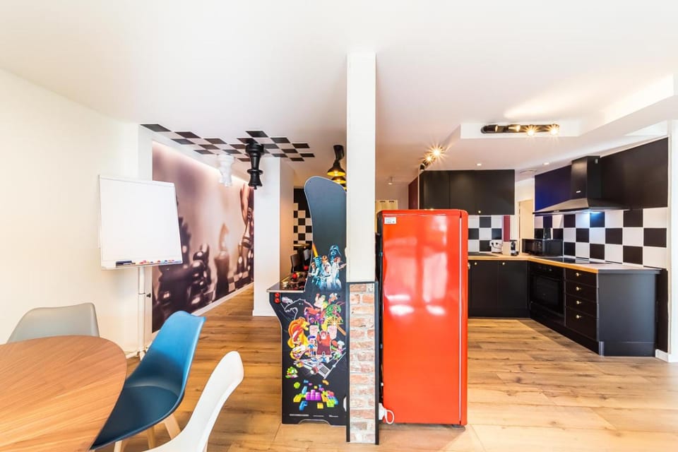Kitchen or kitchenette, Living room, Seating area, oven
