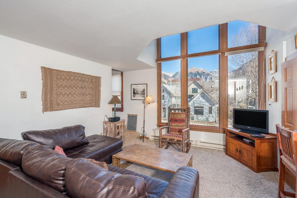 Classic Ski Condo, Steps to Chair 7 and on shuttle route House in Telluride