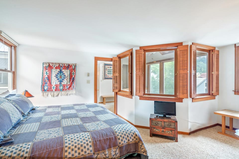 Classic Ski Condo, Steps to Chair 7 and on shuttle route House in Telluride