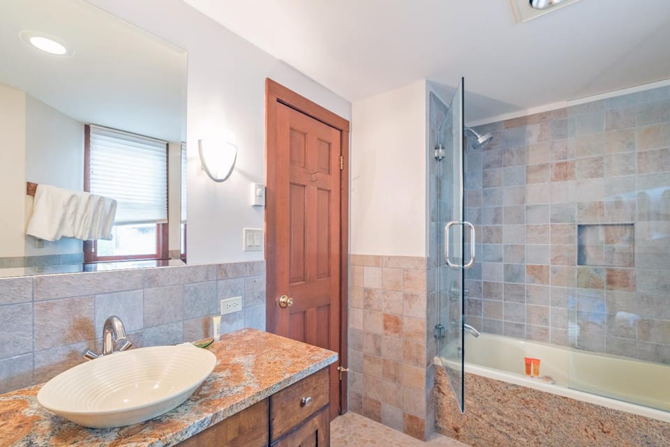 Classic Ski Condo, Steps to Chair 7 and on shuttle route House in Telluride