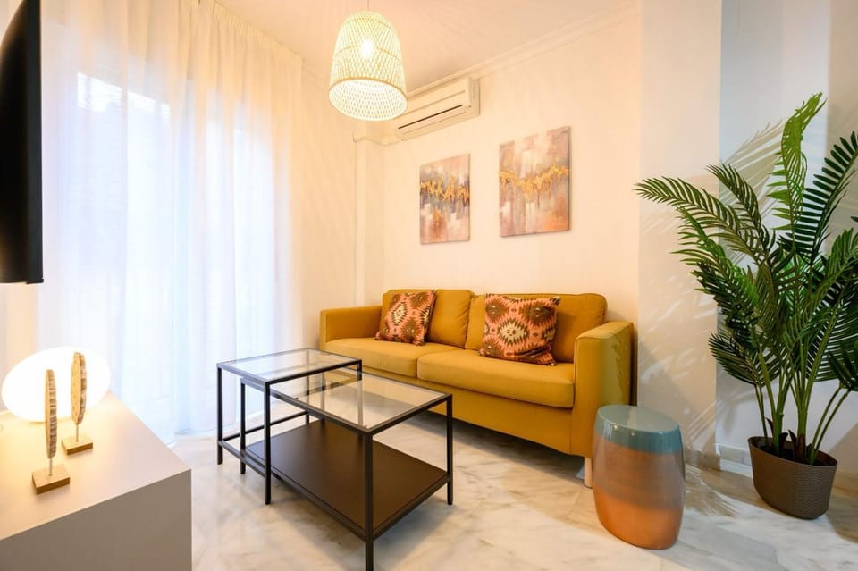 TV and multimedia, Living room, Food and drinks, Food, Food, Meals, Meals, locker, locker, air conditioner, air conditioner