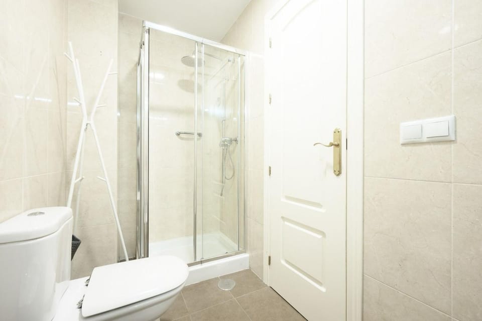 Shower, Bathroom, heating, heating, towels, towels