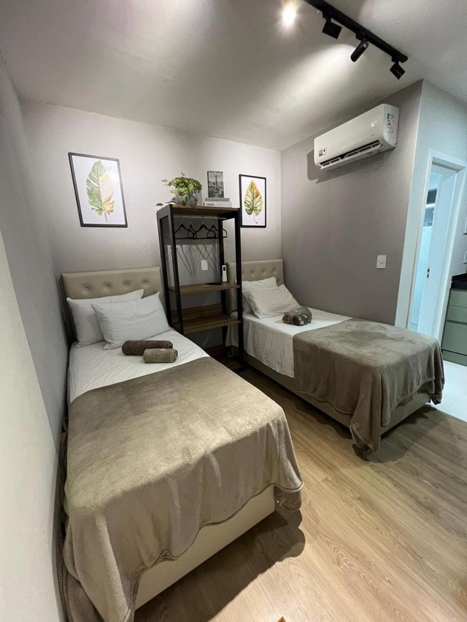 Bed, Photo of the whole room, towels, air conditioner