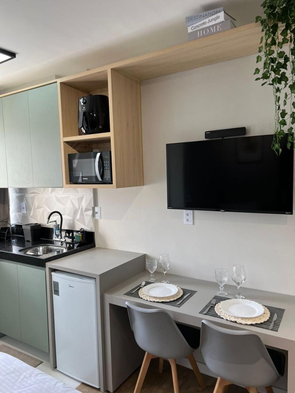 Kitchen or kitchenette, Dining area, minibar
