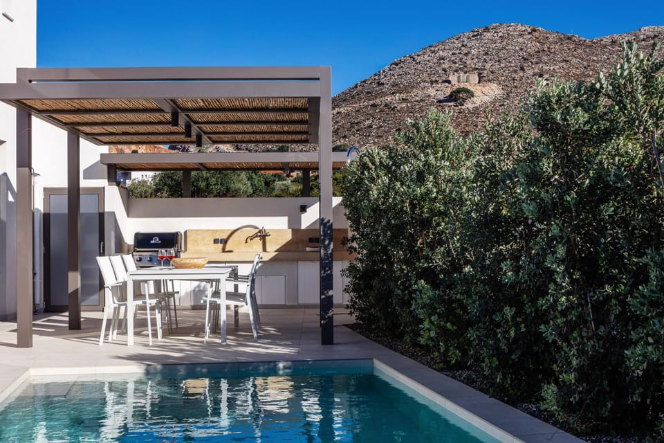 BBQ facilities, Dining area, Swimming pool
