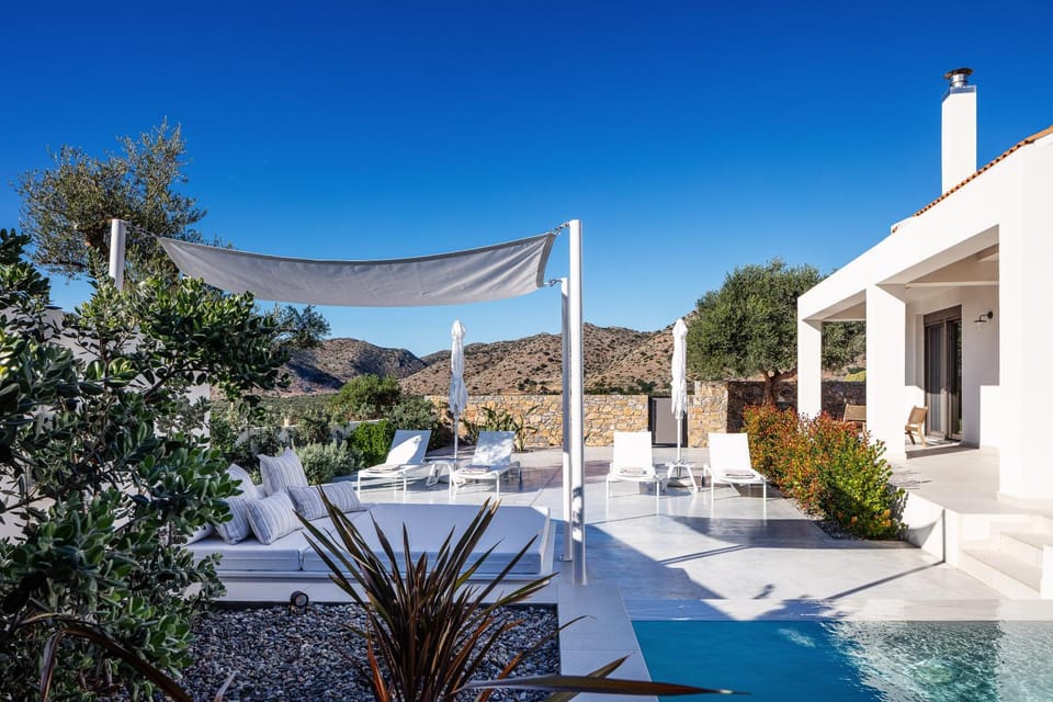 Swimming pool, sunbed
