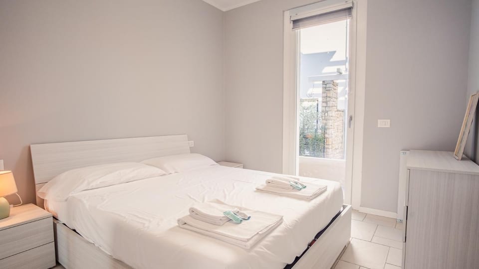 Bed, Other, Photo of the whole room, Bedroom, towels